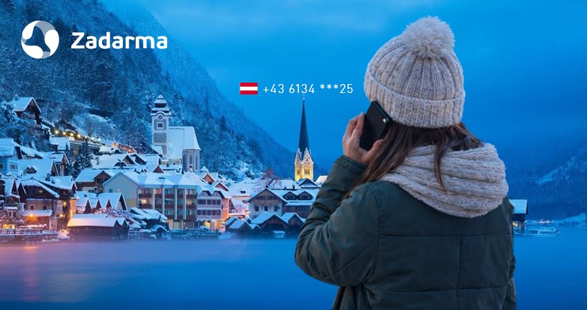 Frau telefoniert vor den Alpen in Österreich – Nutzung der Ländervorwahl +43